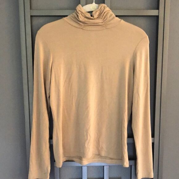 Leo & Nicole Beige lightweight turtleneck top size S - Picture 1 of 7